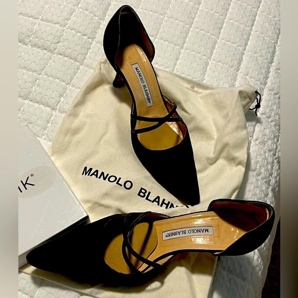 BARNEY’S New YORK Beautiful Vintage Manolo Blahnik black silk pumps kitten heel